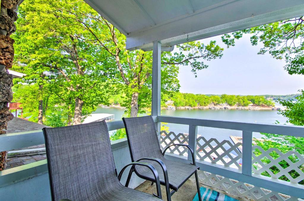 Relaxing Lake Ozark Retreat about Walk to Marina! — Hotel in Lake Ozark (MO)