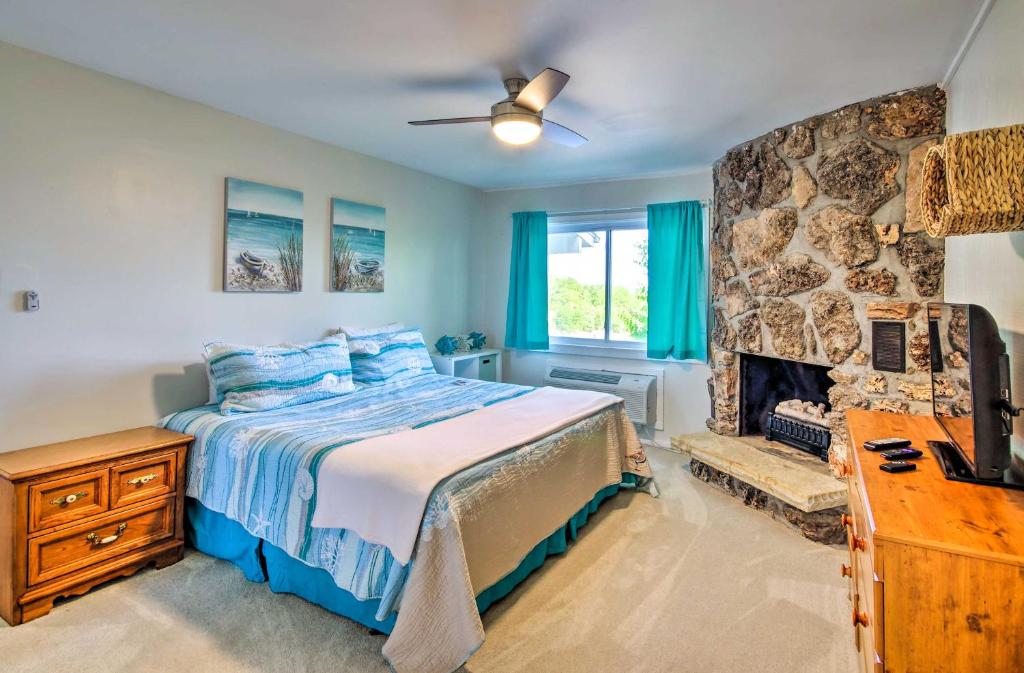 Relaxing Lake Ozark Retreat about Walk to Marina! photo