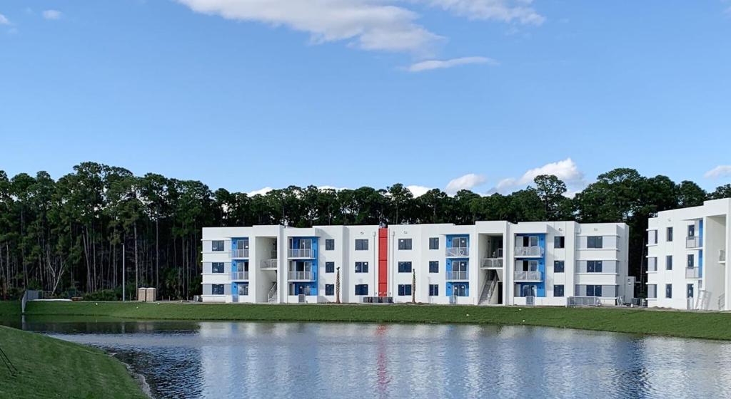 Chic Spacious 2 Bedroom Apartment with Amenities