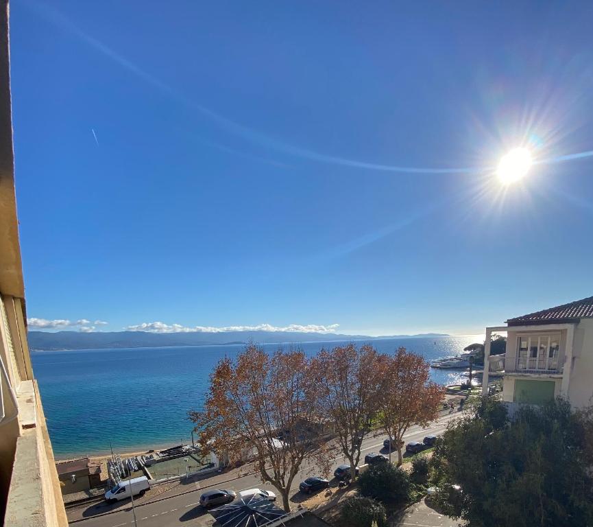 Ajaccio magnifique T2 40m2 centre ville vue mer au bord de la plage neuf 5 personnes Clim wifi balcon parking privé fermé - 3