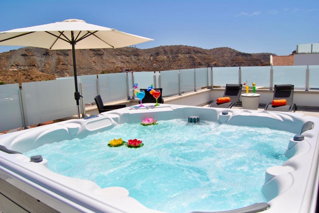 Big Villa Tauro with Private Heated Saltwater Pool & Jacuzzi & BBQ & Game Room & Arcade Games - 3