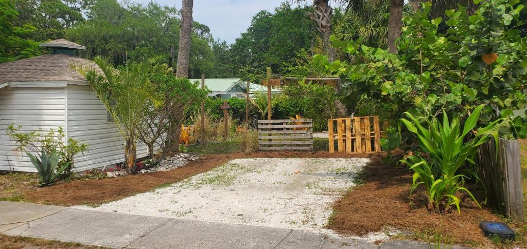 1 Beige Cozy Bungalow or 1 White Cozy Efficiency Cottage in Titusville photo