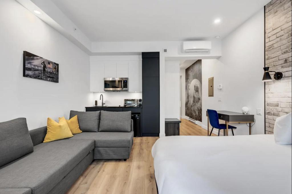 INITIAL - ASTRONAUTE - Centre-Ville de Quebec, Quebec