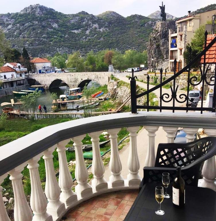 Apartments FLORA and boat cruising — Hotel in Virpazar