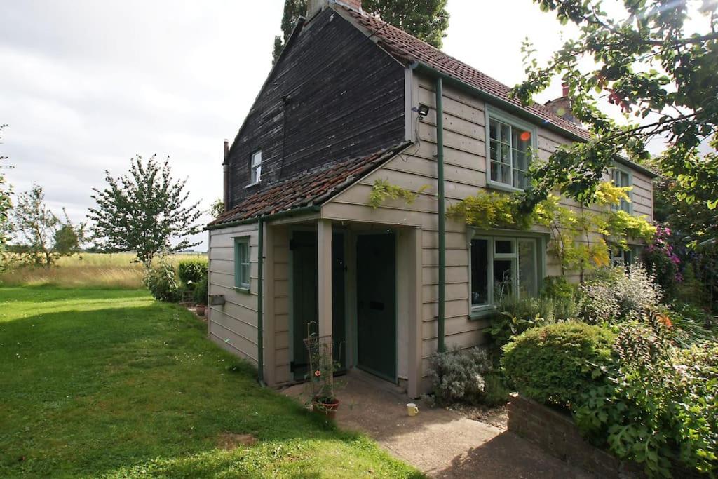 Cozy cottage overlooking fields, Upwell, Upwell