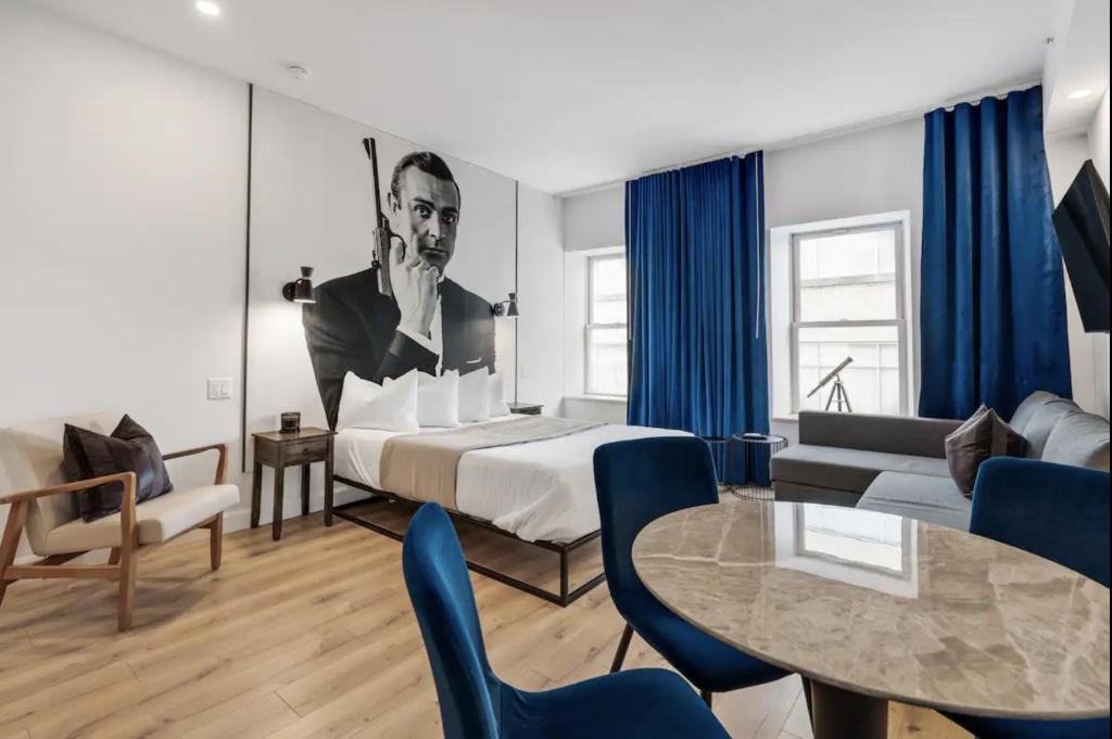 INITIAL - JAMES BOND 007 - Centre ville de Quebec, Quebec City