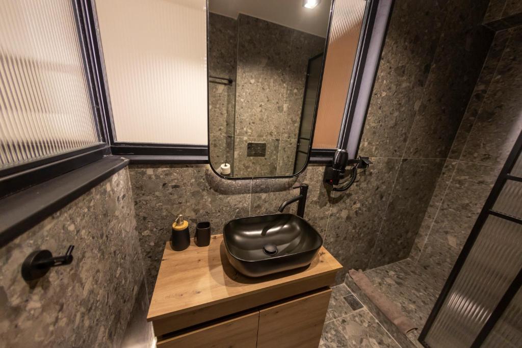 Centrally Stylish Suite by Acropolis photo