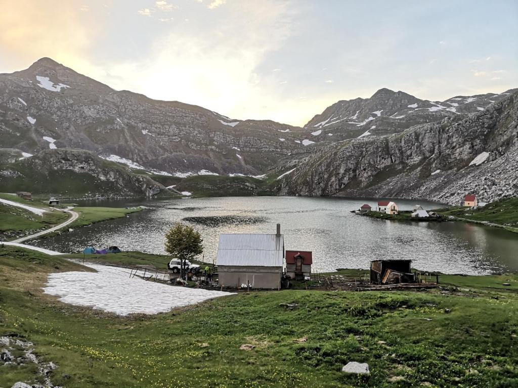 Rural Household MINIC - Kapetanovo jezero photo
