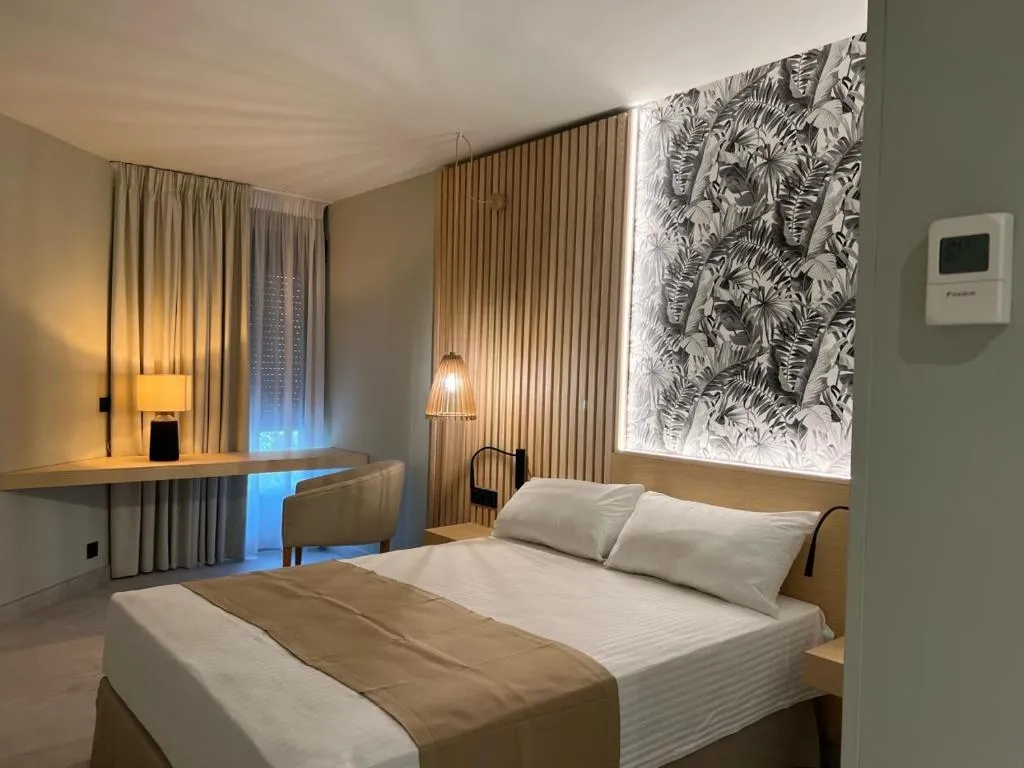 Hotel Noy，位于阿尔姆尼卡的酒店