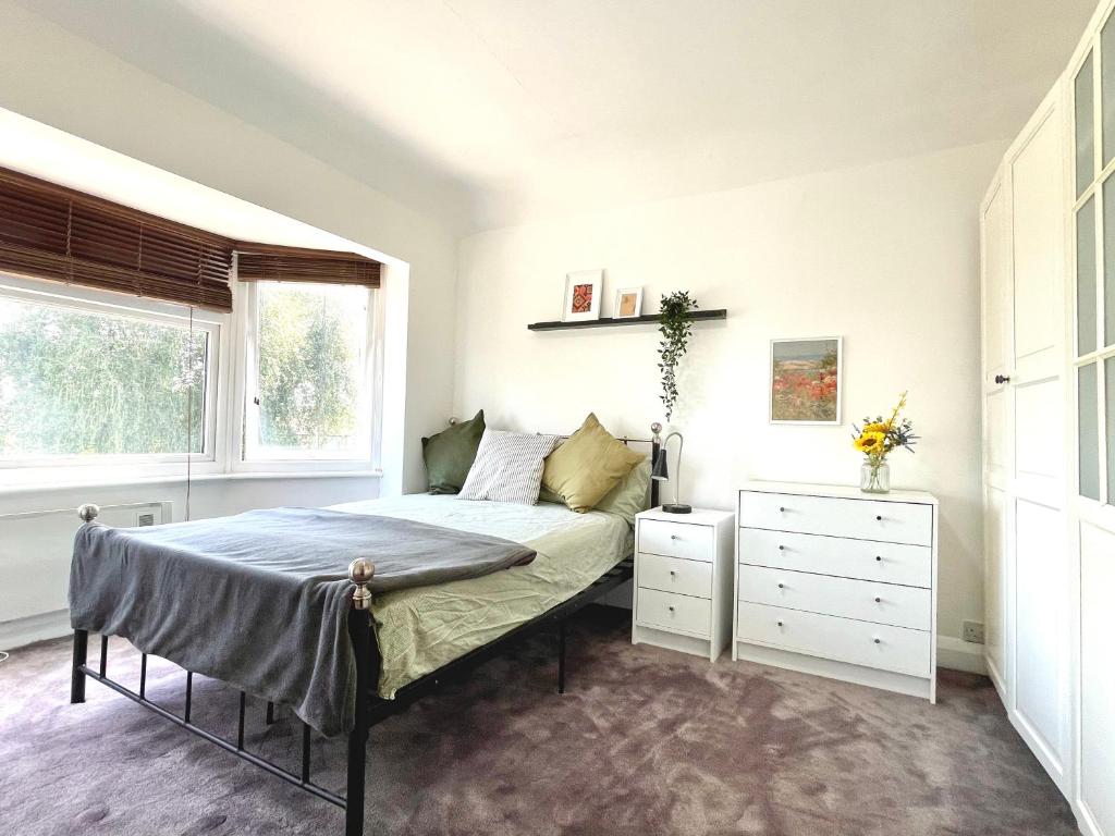 No2326 Tree-Hole, Northolt