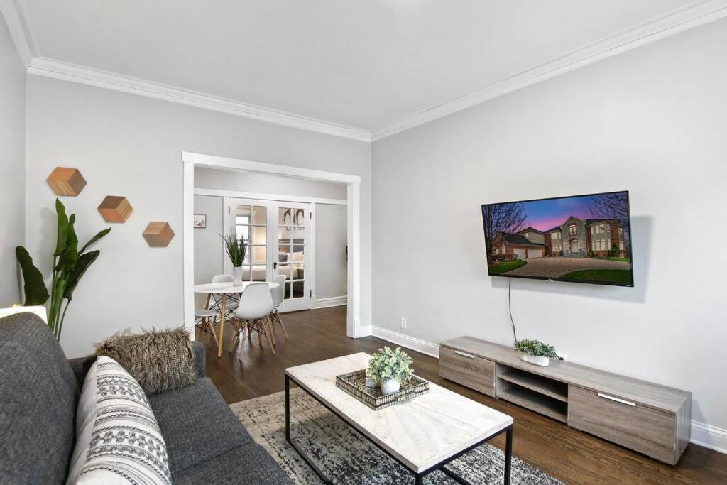 Classy 2BR Spacious Apt in Ideal Location - Roscoe 1 — Hotel in Chicago (IL)