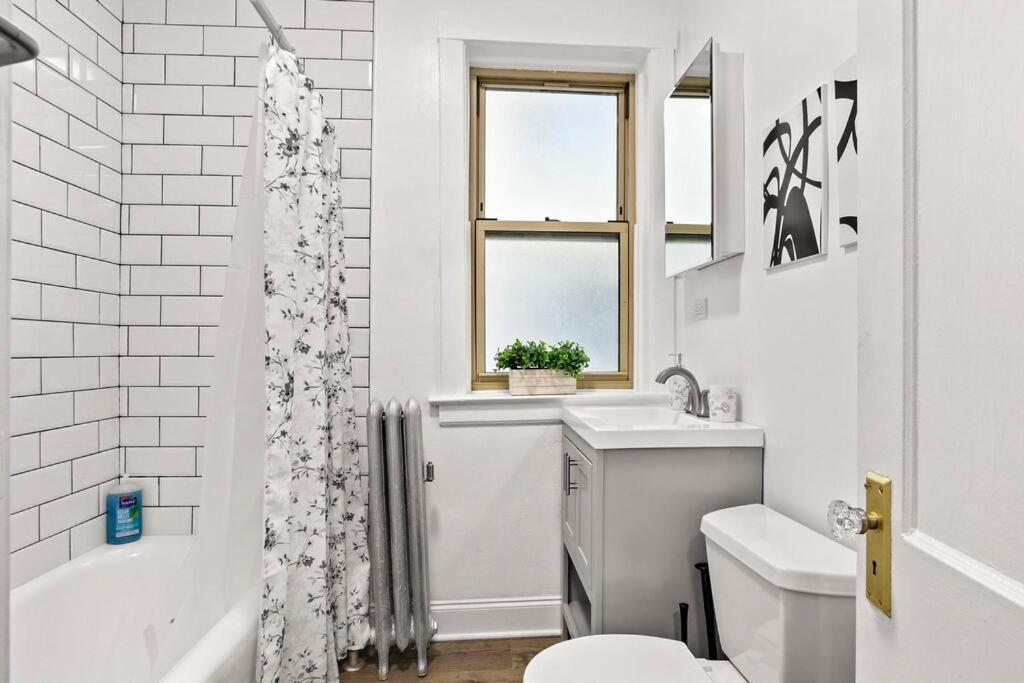 Classy 2BR Spacious Apt in Ideal Location - Roscoe 1 photo