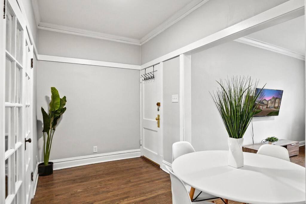 Classy 2BR Spacious Apt in Ideal Location - Roscoe 1 photo