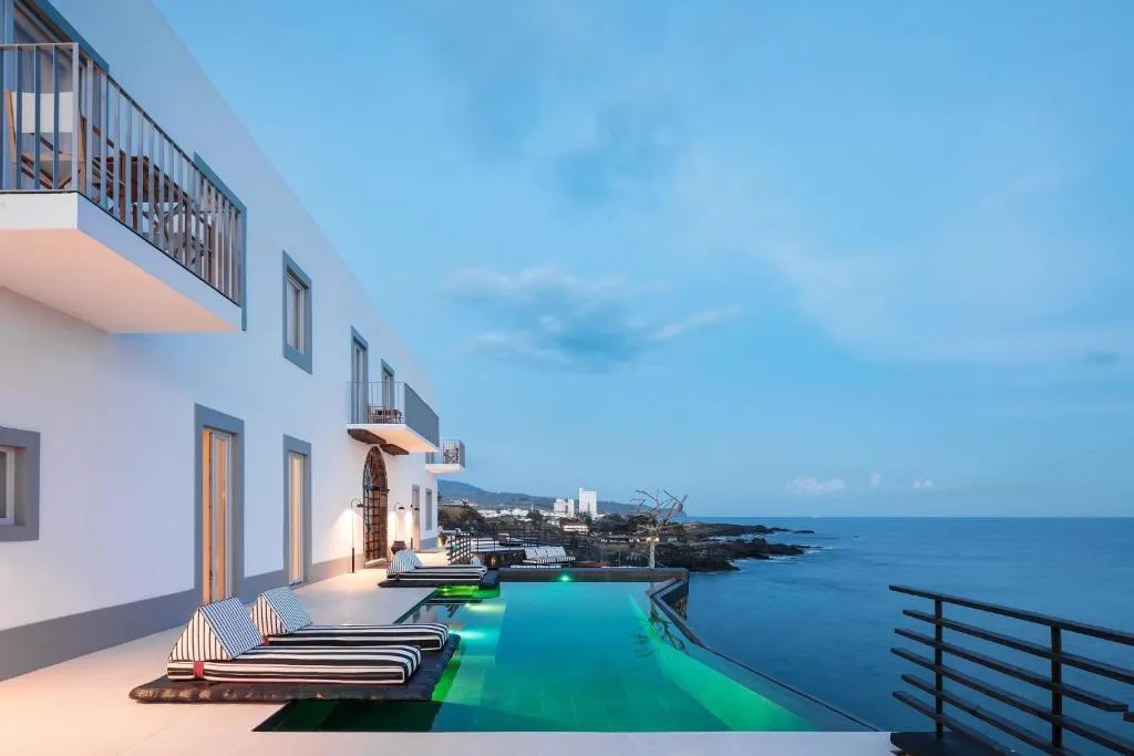 White Exclusive Suites & Villas, hotel in Lagoa