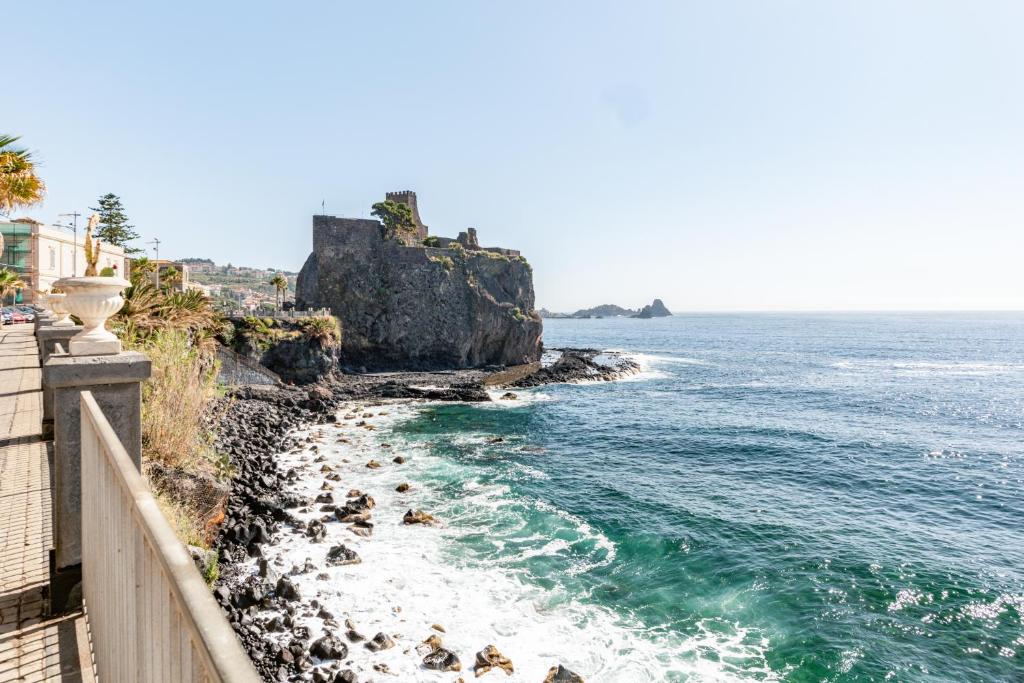 GuestHost - Castello Normanno Modern Sea View Apartment - 5