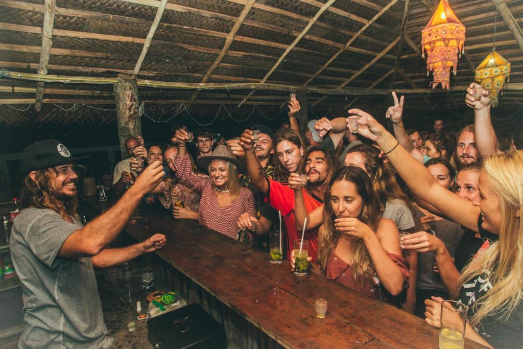 Surf &amp; Party - Hostel Somewhere Else — Hotel in Bali
