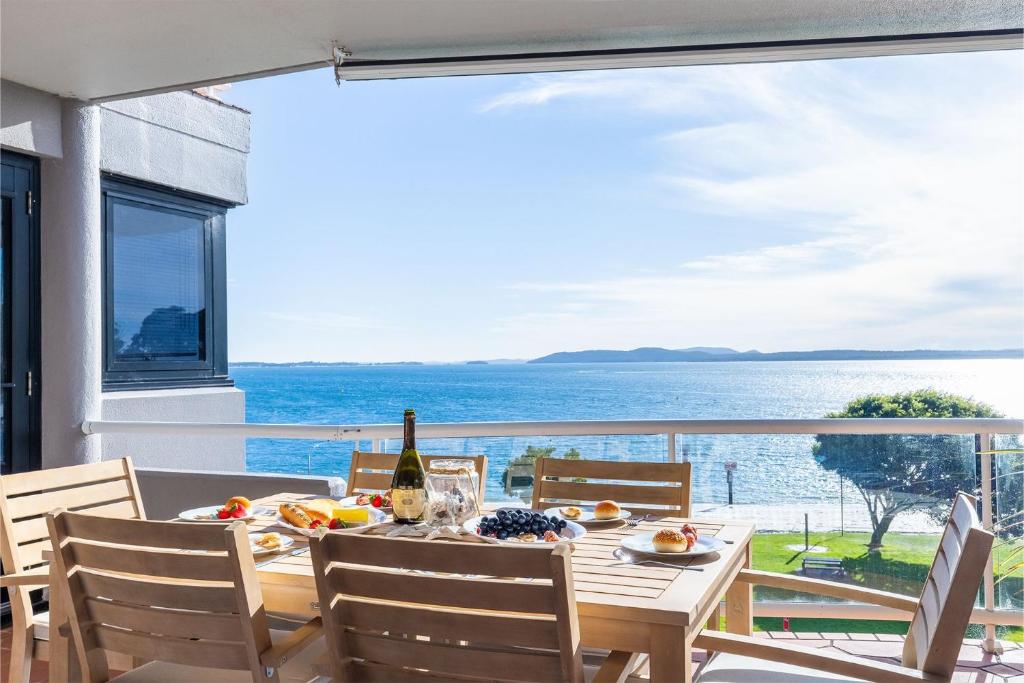 Florentine 13, 11 Columbia Close -fabulous unit with air con, wifi, pool, lift and waterviews, Nelson Bay