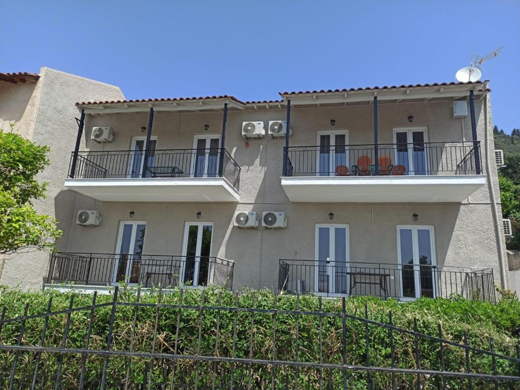Paradiso Hotel Corfu Sea View Apartments with Pool in Ipsos — Hotel building in Ypsos, Ionian Islands