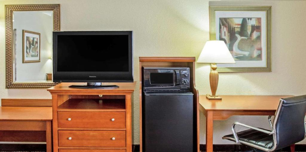 La Quinta Inn & Suites by Wyndham Minneapolis-Minnetonka photo