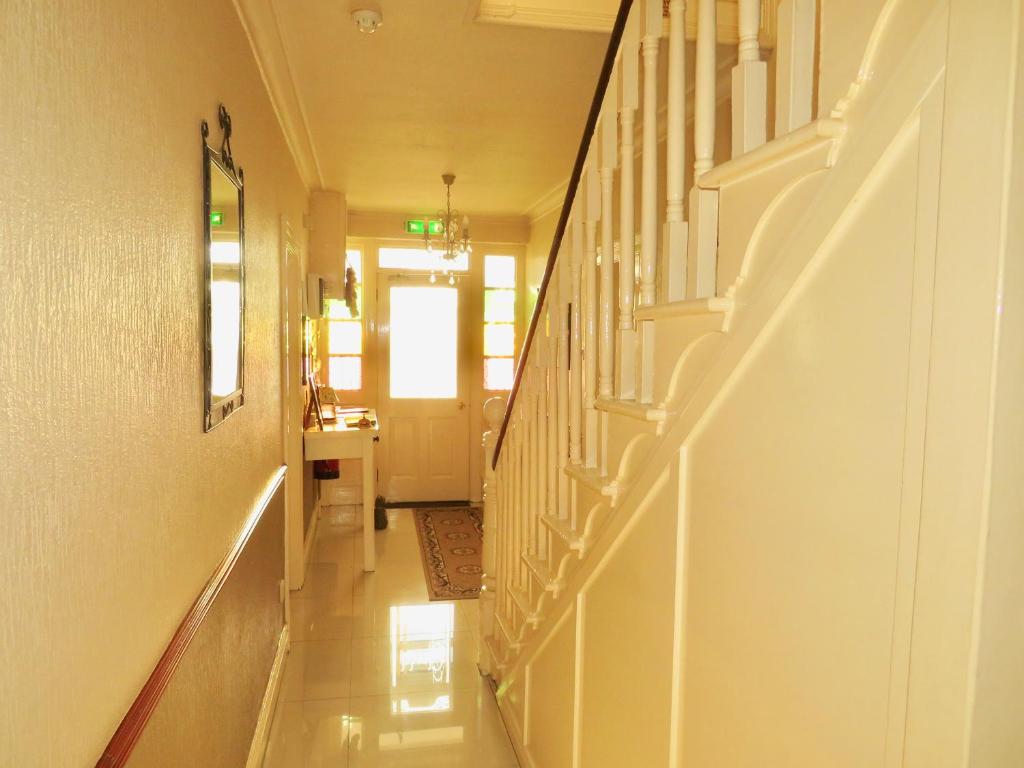 Glendale Guestrooms フロント・ロビー