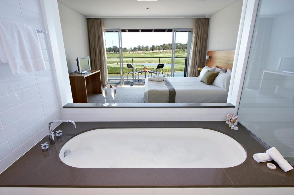 Bathroom, Pullman Magenta Shores Resort in Central Coast