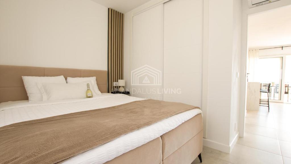 Panoramic sea views and direct access to the beach from the community in Torrenueva (La Cala de Mijas) - 5
