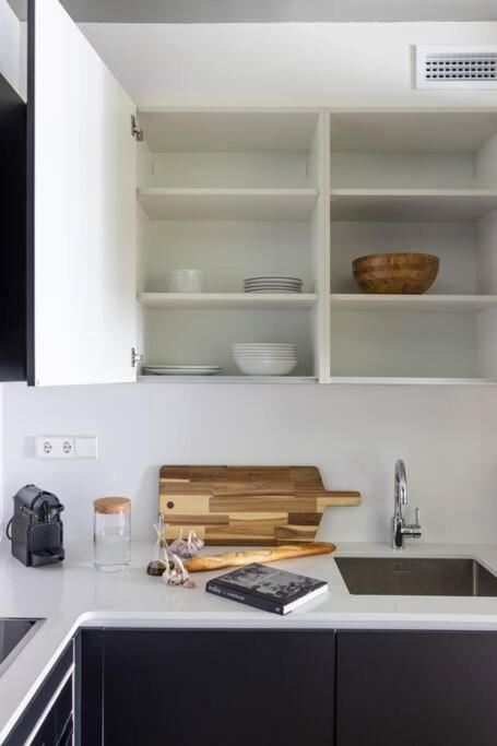 SAVANNAH - One Bedroom with a Private Office, Barcelona