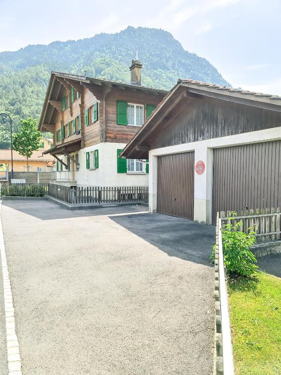 Kreuz - zentral nahe Bahnhof photo
