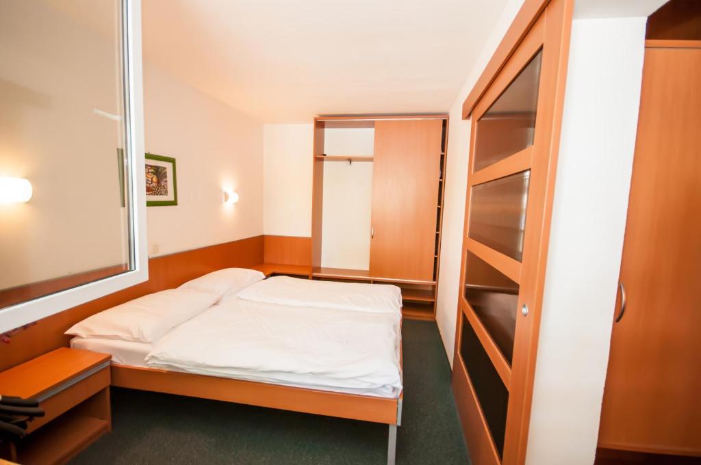 2. Hotel Ag..