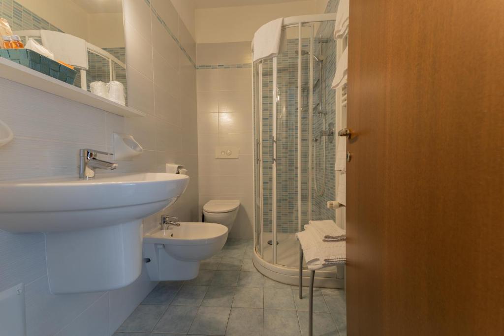 Hotel Benaco bee free photo