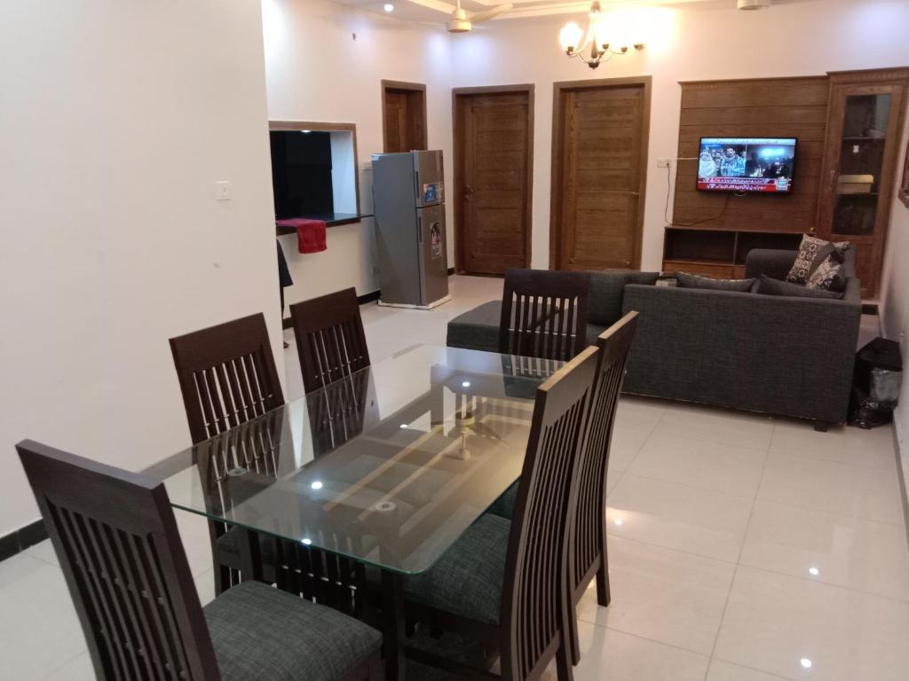 Luxury 2 bed apartment type portion with Kitchen Tv lounge Parking Wifi — Hotel in Islamabad