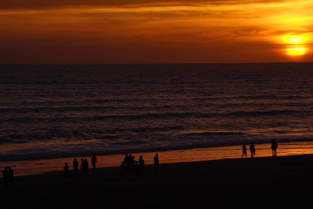 Victoria Beach Sunset Lounge - 2