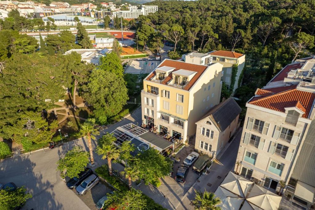 Apartel Park Osejava — Hotel building in Makarska, Split-Dalmatia