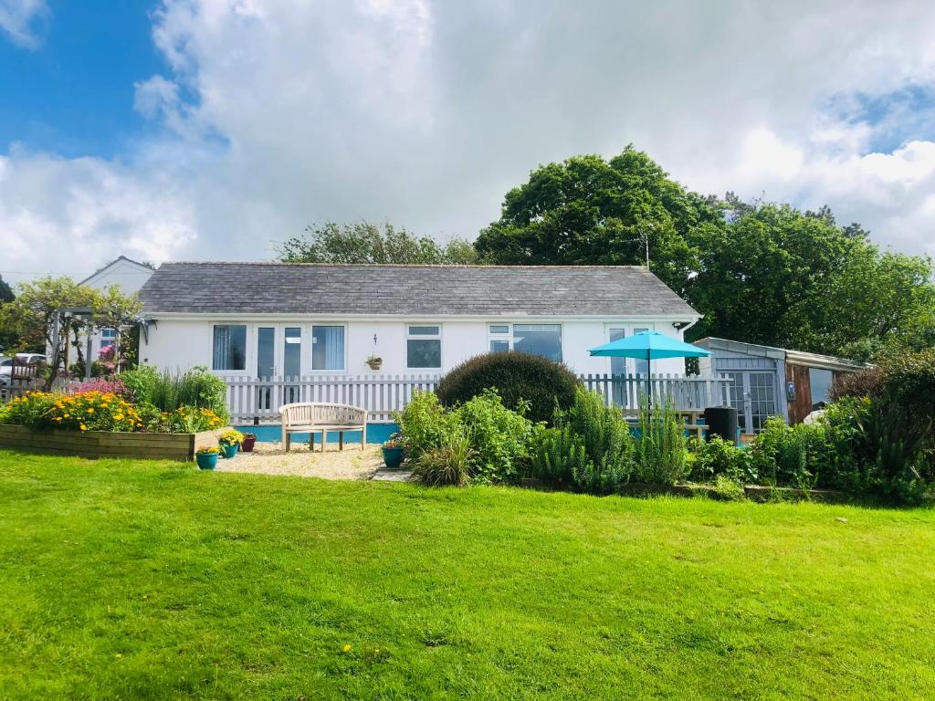 Detached, peaceful, spacious with easy access and very large garden, Wadebridge