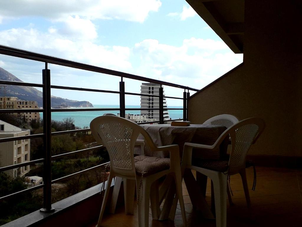 Monterus apartment with sea view in Becici - 2