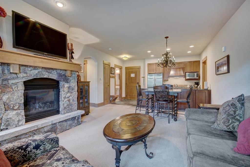 Luxurious 1 BR in River Run Village with Ski in ski out condo, Dillon