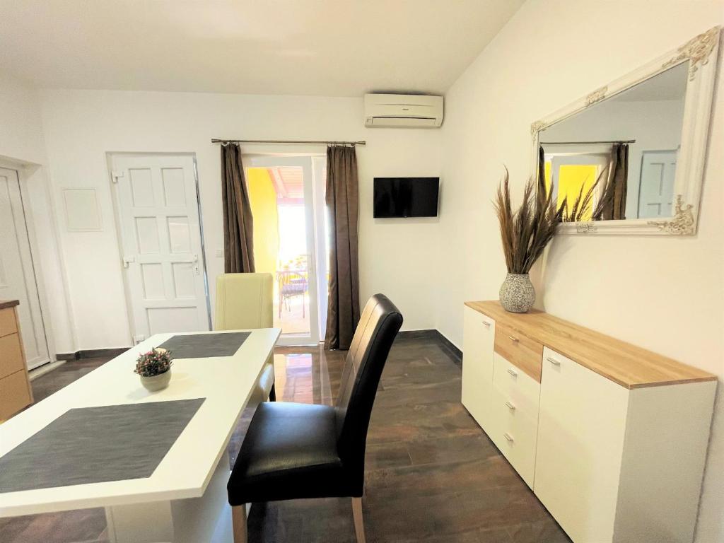 Villa Sunset의 아름다운 수영장 전경