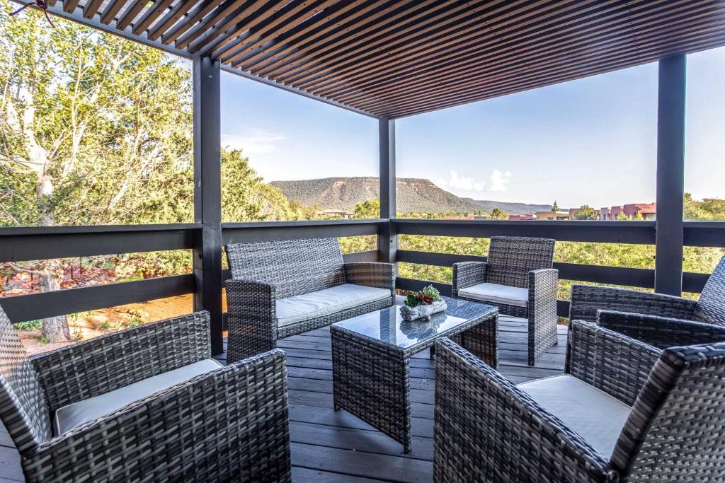 Sleek Sedona Abode with Hot Tub and Outdoor Hangout! — Hotel in Sedona (AZ)