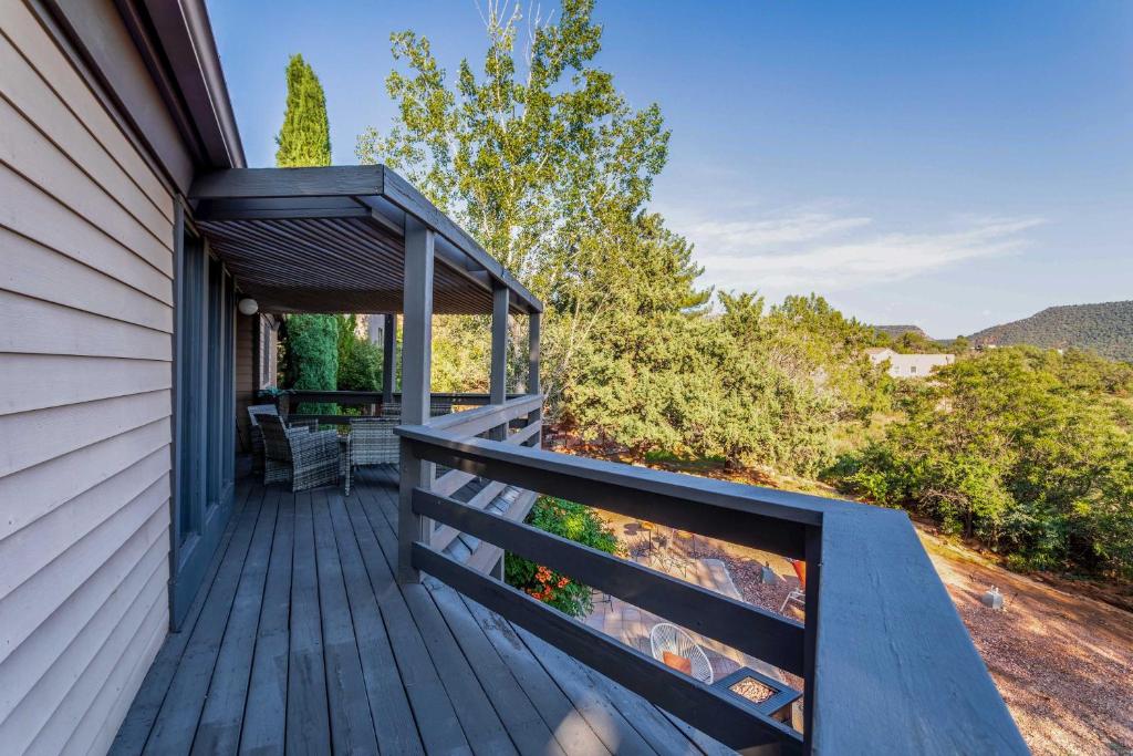 Sleek Sedona Abode with Hot Tub and Outdoor Hangout! photo