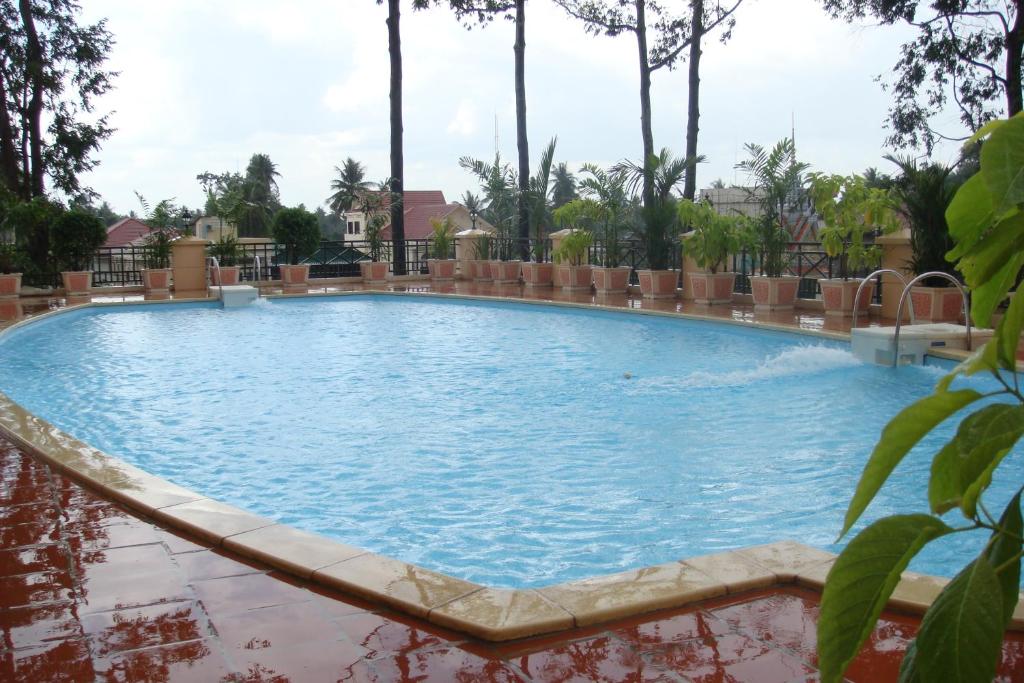 Swimming pool