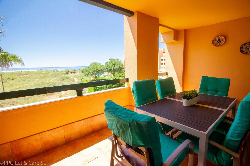 DUF002 Sea Facing Beach Front Apartment 전경