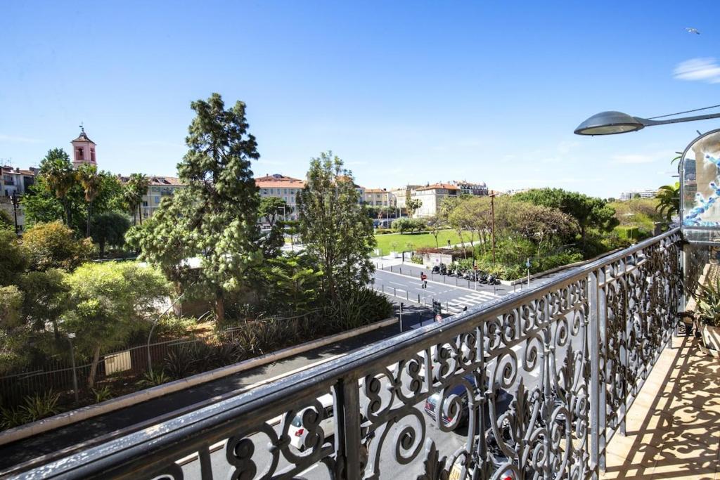 Balcon vue Coulée Verte. Luxe Plein cœur de Nice - 2