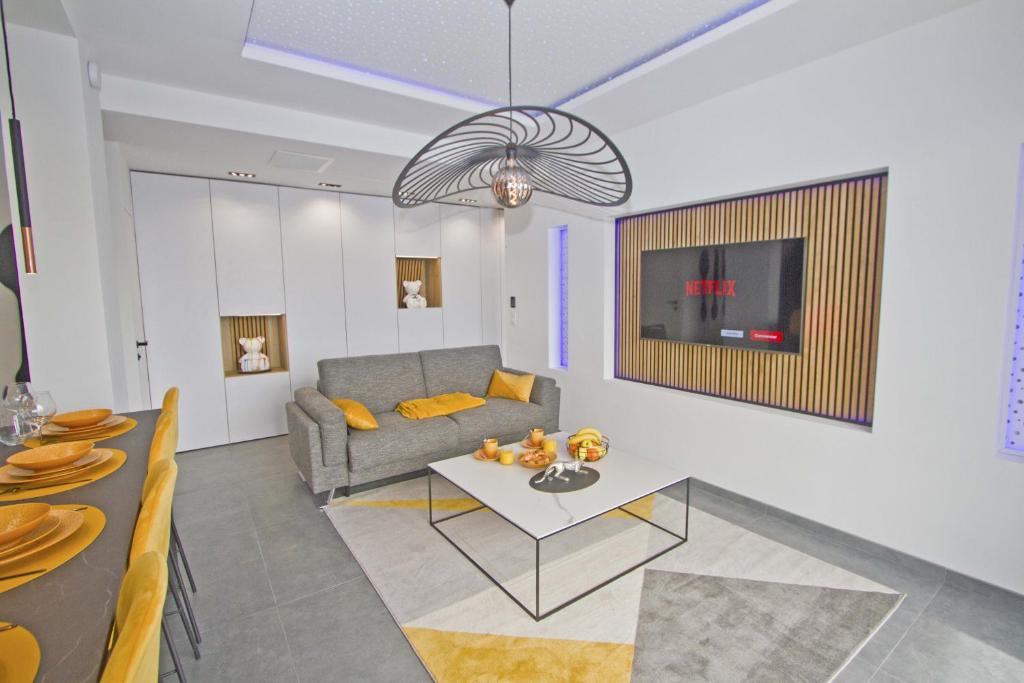 Luxury Garden Jacuzzi Promenade - 3
