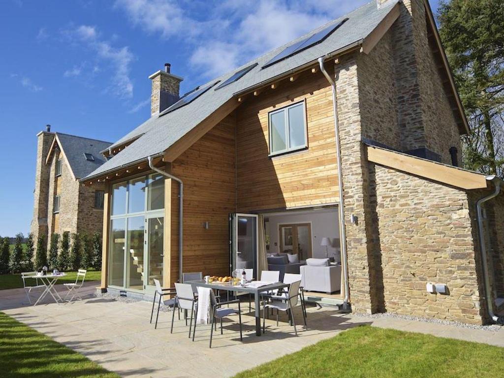 3 The Drive, Hillfield Village, Dartmouth