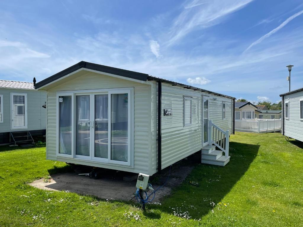 J2 static caravan at Fairway Holiday Park, Sandown