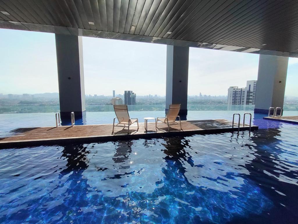 Executive 2-Bedroom Next to Paradigm Mall and New World Hotel photo
