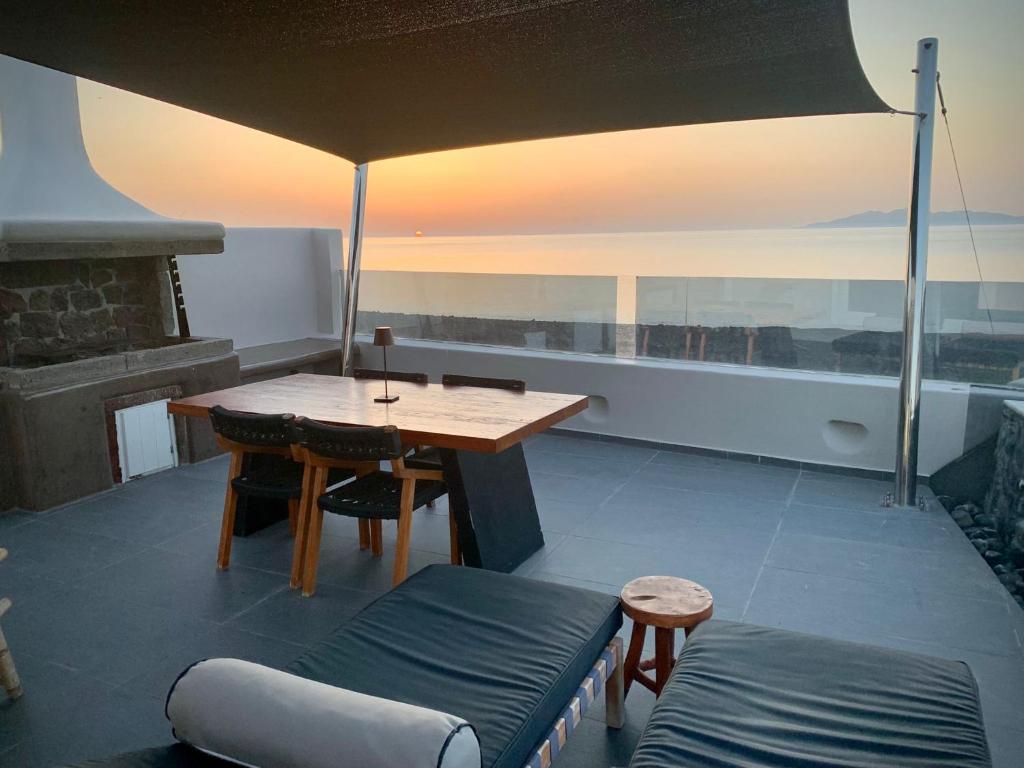 Incognito Beach Villa Santorini photo