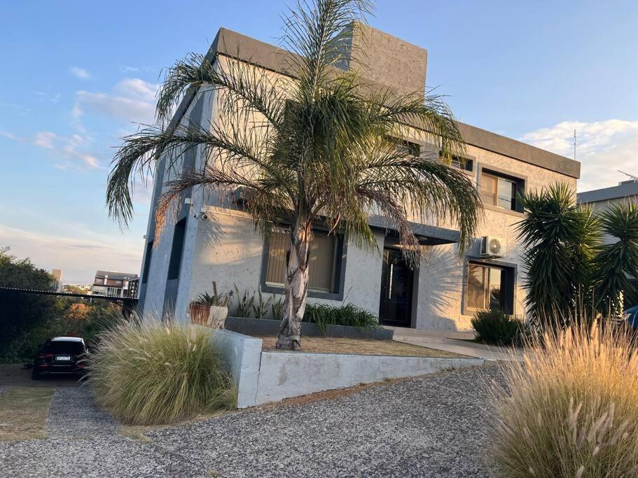 Espectacular Casa en Barrio Privado con pileta gran parque y vista panorámica - 2