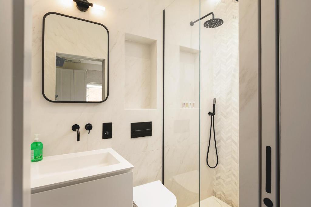 PenthouseStays Chelsea - Luxury King / Queen Bed Studios - near King's Road photo