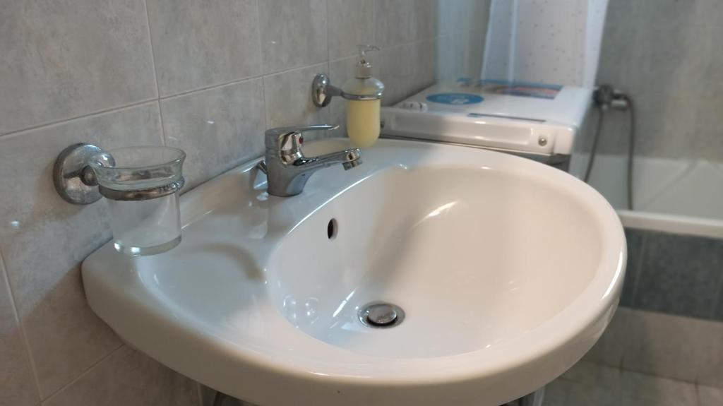 Cozy flat close to the Airport/Port and Center photo